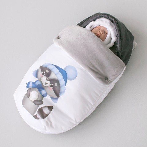 картинка Комплект на выписку 8 предметов "Зверюшки. Енот", зимний от магазина Аистенок